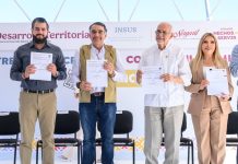 Miguel Ángel Navarro brinda certeza jurídica a familias de Bahía de Banderas