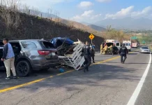 Dos personas fallecen y 13 más resultan lesionadas en accidente cerca de Chapalilla